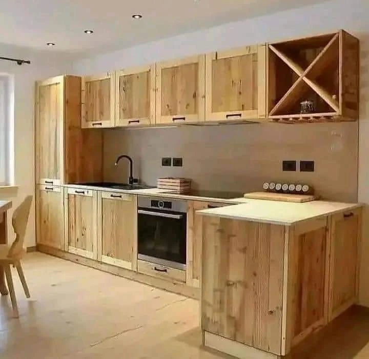 Cocina rústica de madera hecha a medida por Cap de Costa en Solsona, diseño artesanal y funcionalidad para el hogar.