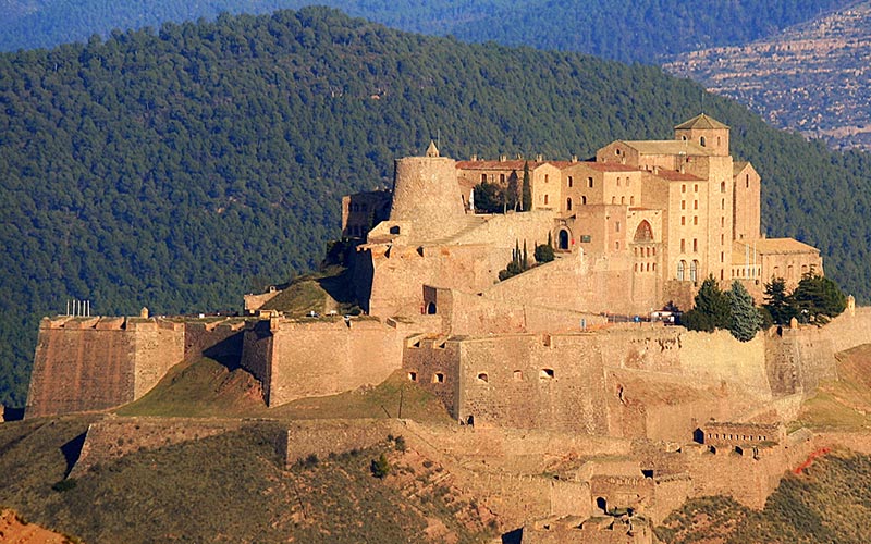 Descobreix el Castell de Cardona i gaudeix d’una experiència única amb les rutes a cavall de la Hípica Cap de Costa, a només 30 minuts.