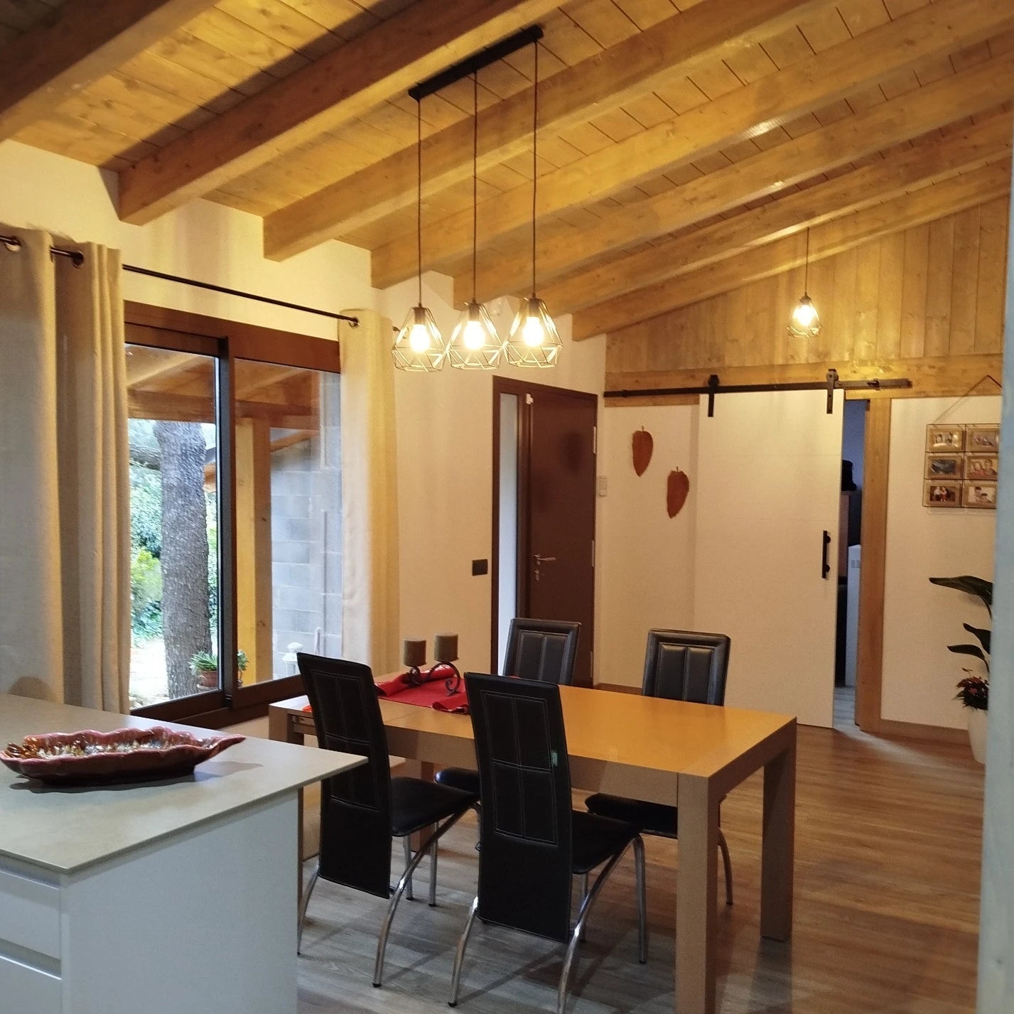 Construcción en madera sostenible en Solsona por Cap de Costa, interior cálido y moderno