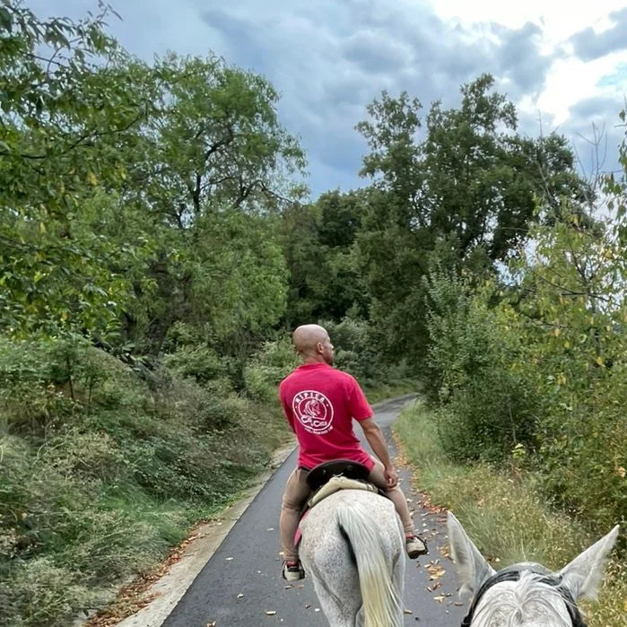 Ruta a caballo en plena naturaleza con Hípica Cap de Costa en Solsona, una experiencia única para disfrutar del paisaje y la conexión con los caballos.