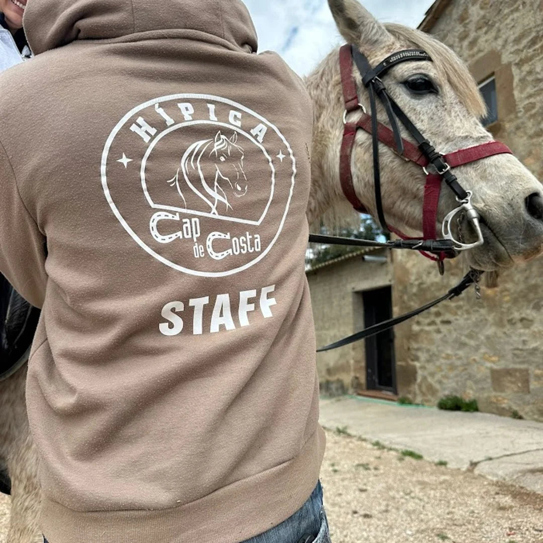 Instructor de Hípica Cap de Costa ayudando a montar a caballo en la masía de Solsona