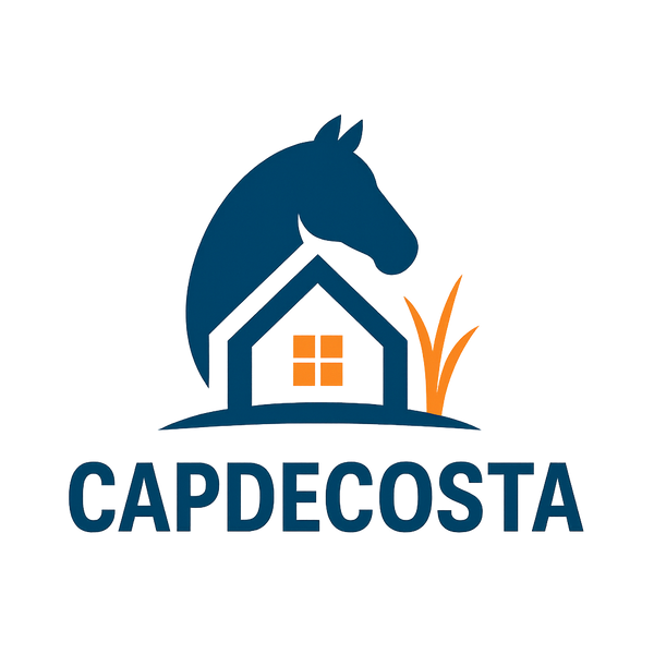 "Logo de Cap de Costa: silueta de un caballo azul marino sobre una casa blanca con ventana naranja y hierba naranja, acompañado del texto CAPDECOSTA en azul marino"