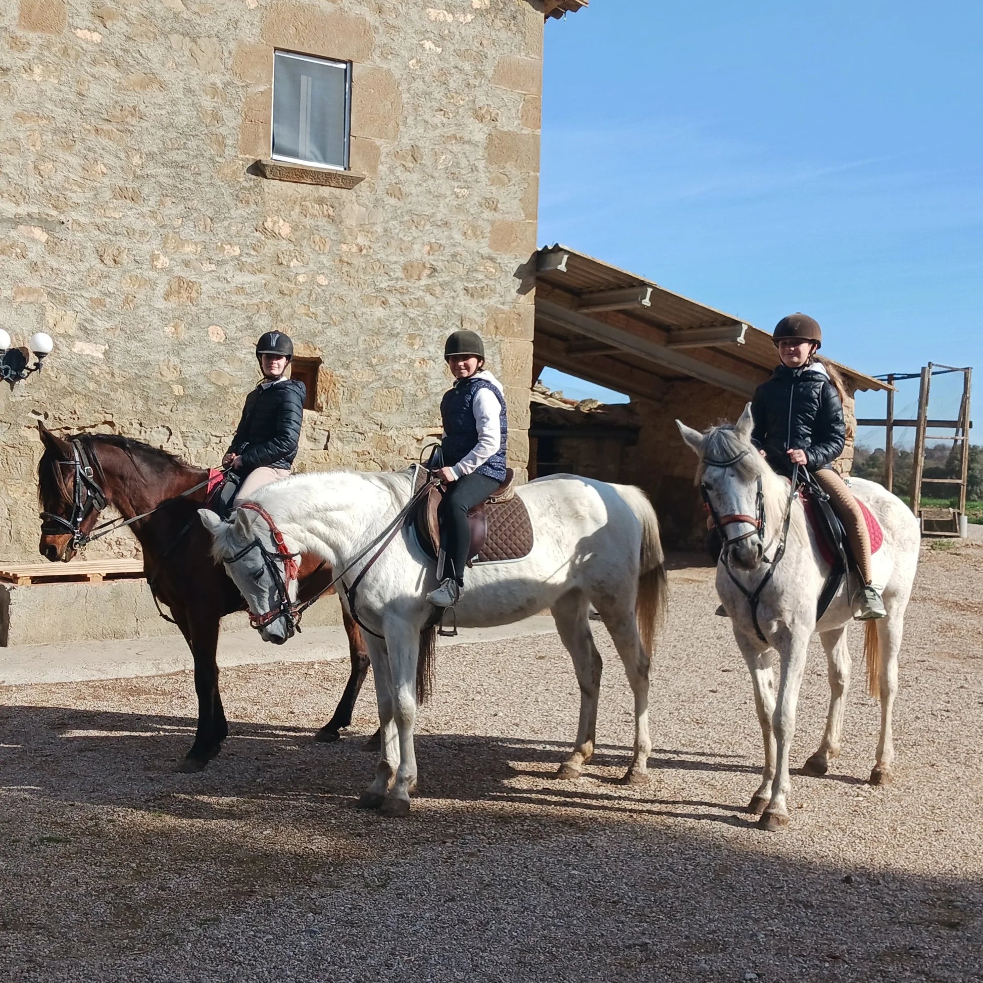Niños montando a caballo en la hípica Cap de Costa, disfrutando de rutas ecuestres en Solsona